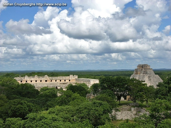 Uxmal Zicht over het nonnen vierkant en de tovernaarspiramide Stefan Cruysberghs